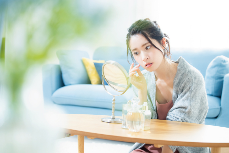 肌を気にしている女性