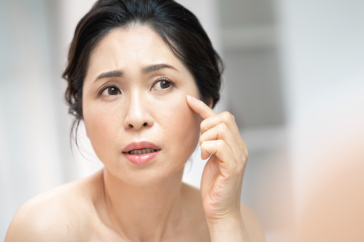 肌を気にしている女性