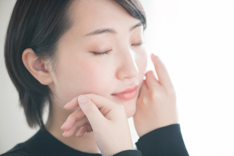 肌を労っている女性