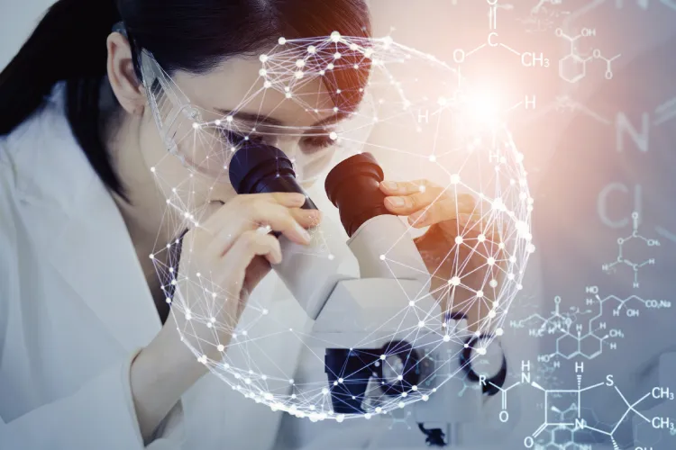 顕微鏡を見る女性