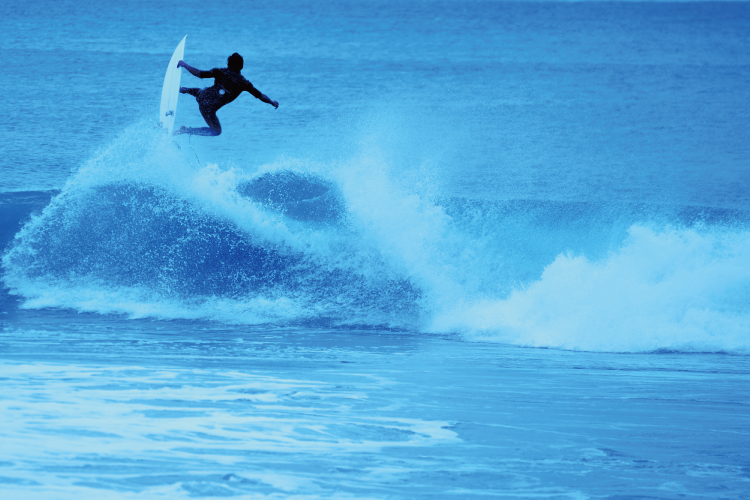 ショートボードでワイプアウトしている様子