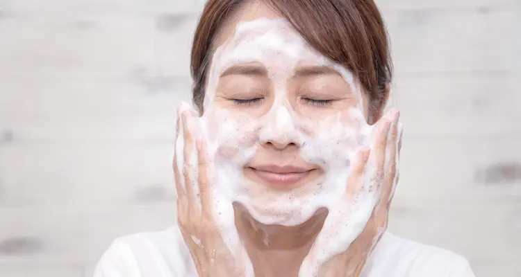 女性がたっぷりの泡で洗顔をしている様子
