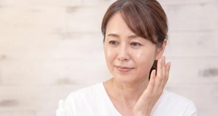 女性が肌を労っている様子