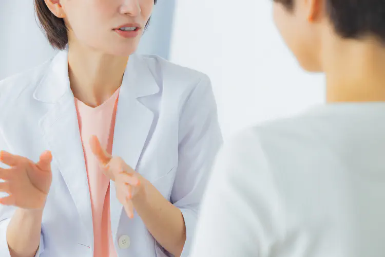 皮膚科医に相談している様子