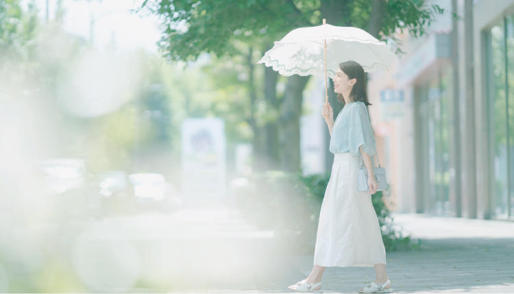 屋外で日陰に移動する様子