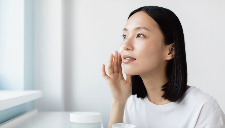 翌朝の丁寧な保湿ケアの様子